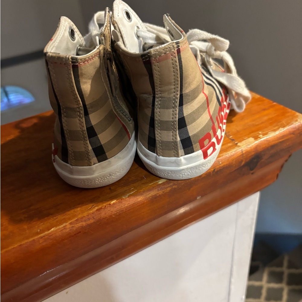 Kids High-Top Burberry sneakers size 28